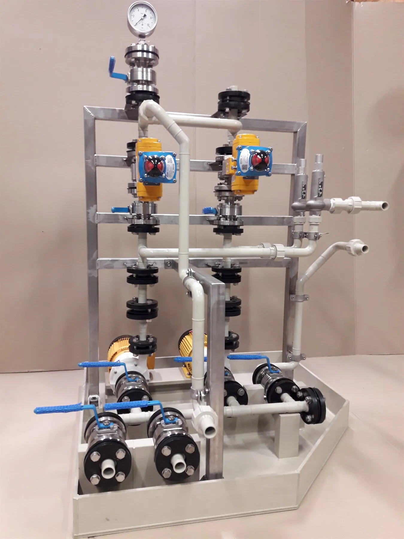 Chemische doseerskid met PP-leidingwerk, pneumatische afsluiters en manometer.