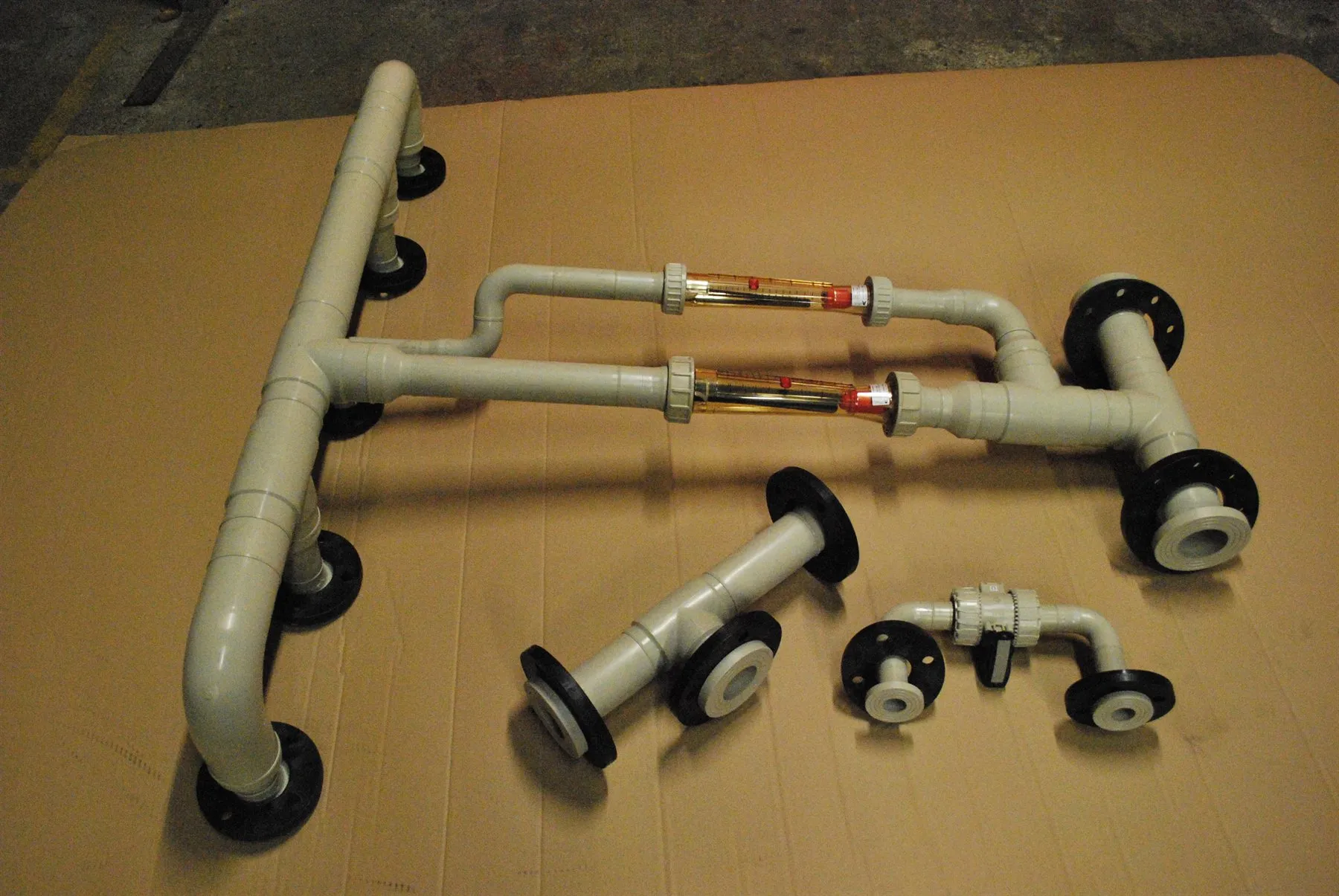 PP-leidingspoelen met inline flowmeters (rotameters) en PTFE-flenzen.