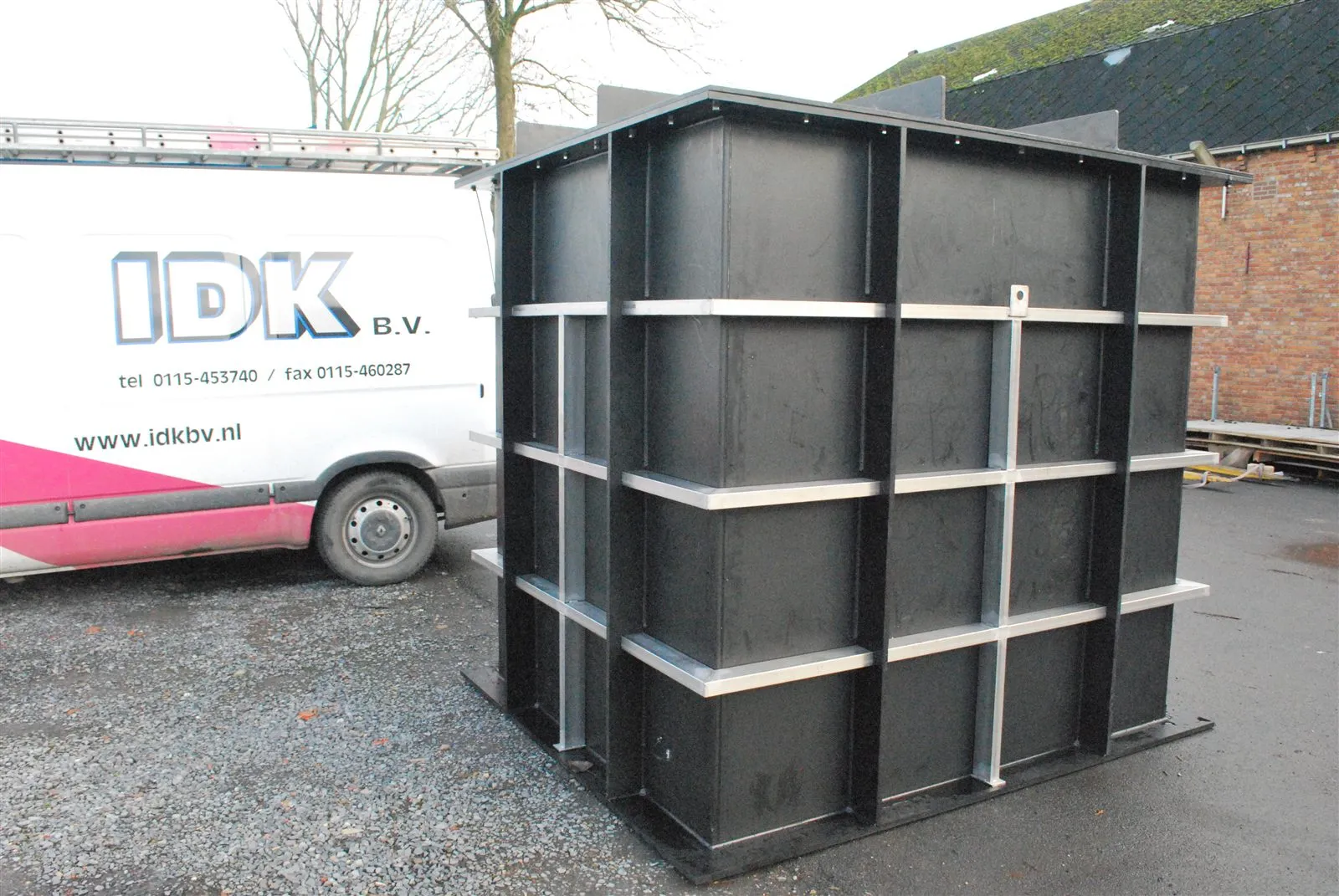 Op maat gelaste PE/PP tank met roestvaststalen verstevigingsribben.