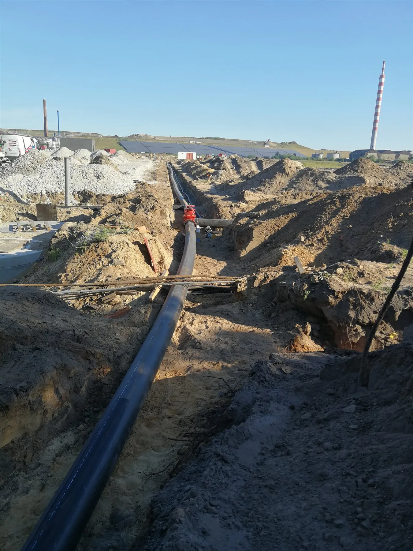 HDPE bluswaterleiding (PE100) in de sleuf naar een brandkraan op een industrieterrein.