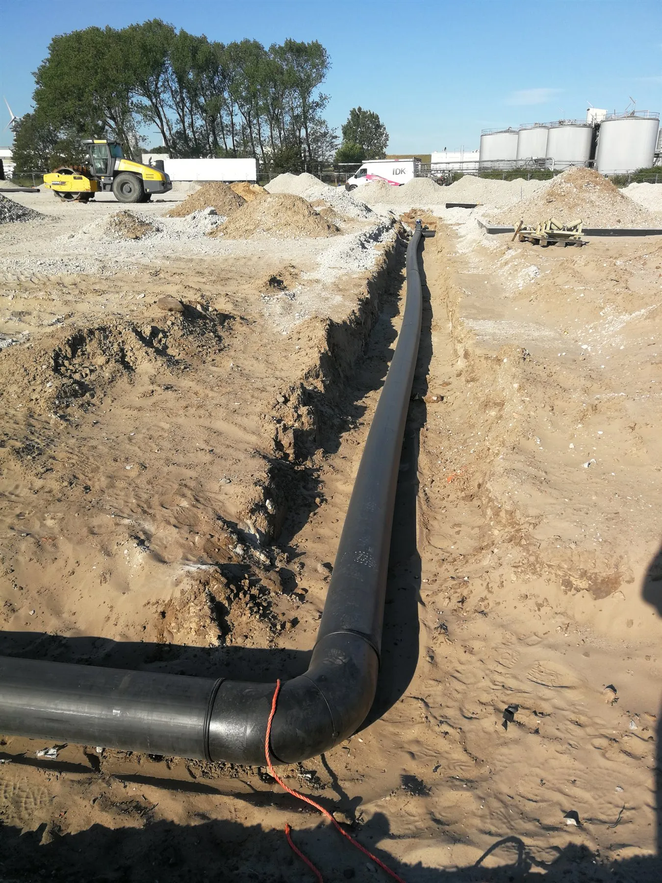 HDPE brandleiding met gelaste bocht, naast een tankpark.