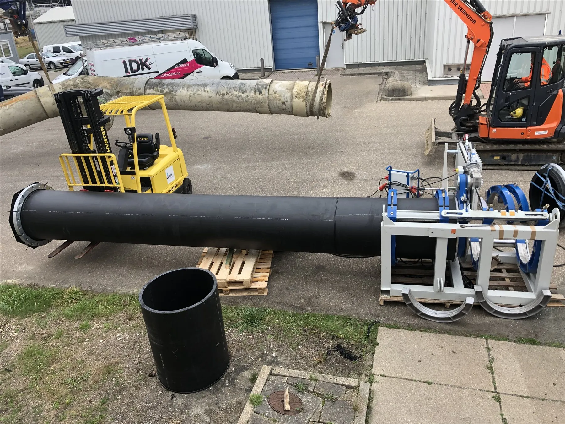 Grote HDPE-leiding (PE100) in de spiegellasmachine op het terrein van IDK.