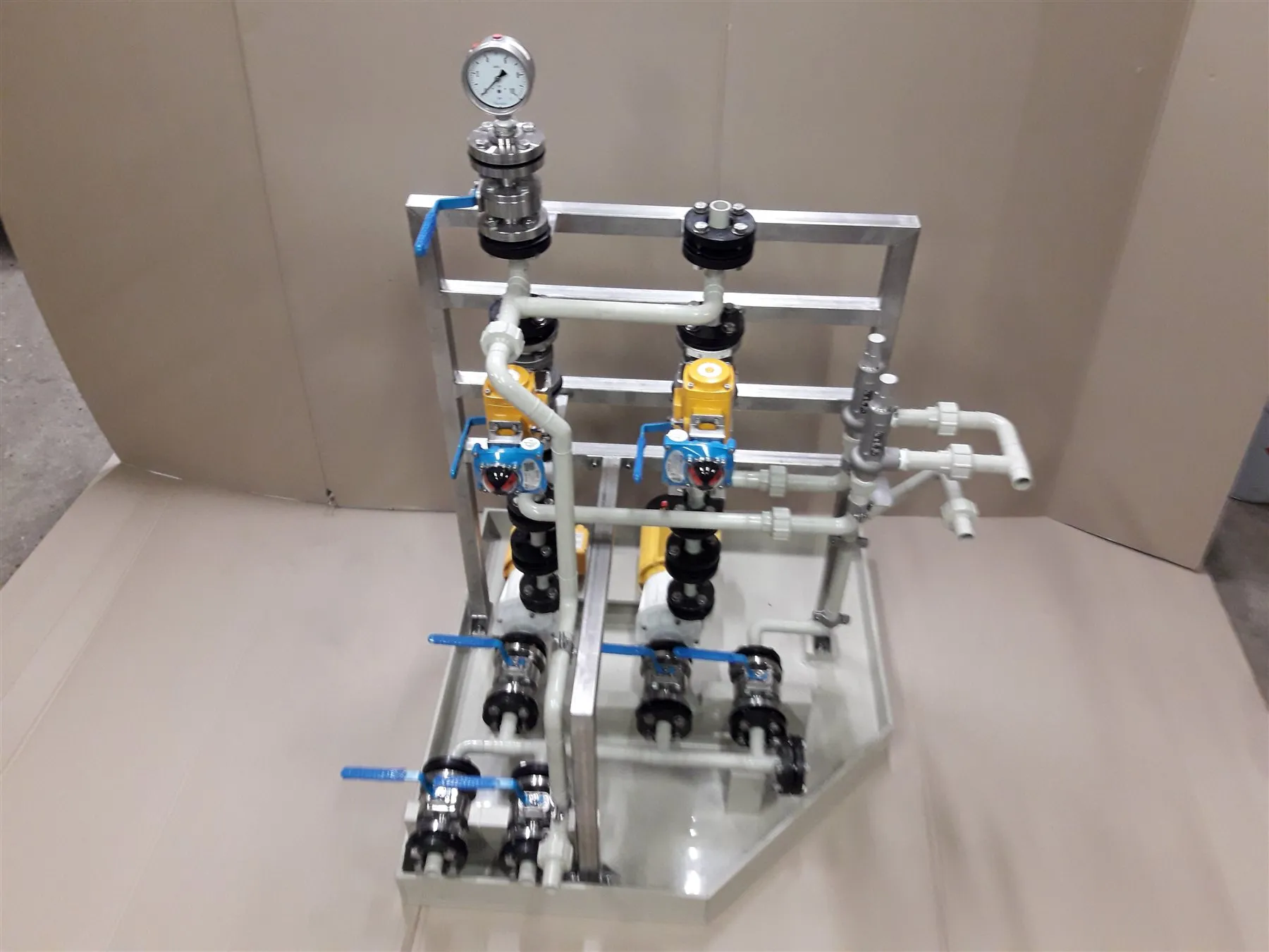 Chemische doseerskid met PP-leidingwerk en pneumatische afsluiters.